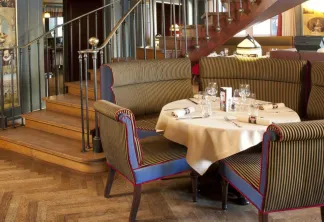Cette photo met en avant une table dressée du restaurant Le Bordeaux