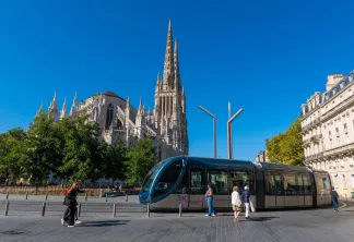 Transpors en commun à Bordeaux : tramway place Pey-Berland