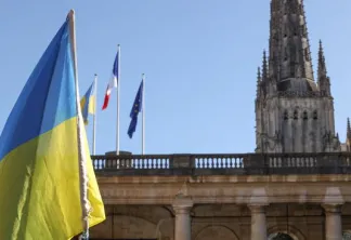 Drapeau ukrainien flottant devant la cathédrale Saint-André de Bordeaux avec des drapeaux européens en arrière-plan