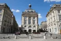 L'Observatoire de Bordeaux, bâtiment néoclassique avec dôme blanc, situé sur une place pavée entouré d'immeubles haussmanniens à Bordeaux.