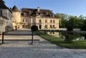 Château Bouscaut à Bordeaux, élégante demeure de style classique avec façade en pierre claire, toits en ardoise, entouré d'un petit plan d'eau et de verdure