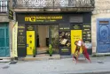 Façade du bureau de change Monex Exchange à Bordeaux, rue Gambetta, avec devanture jaune et noire affichant les services de change de devises et Western Union