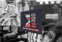 Affiche de l'escape game oenologique 'Le Trésor de Charlemagne' à Bordeaux, présentant un sablier, un roi medieval, des tonneaux de vin et le château de Monconsieil-Gazin.